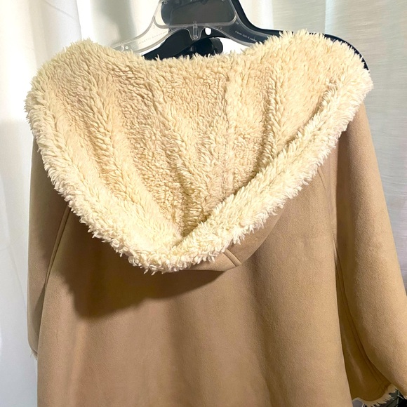 COAT/ CAPE- Sister’s outerwear Brand faux suede. size L - Picture 6 of 7